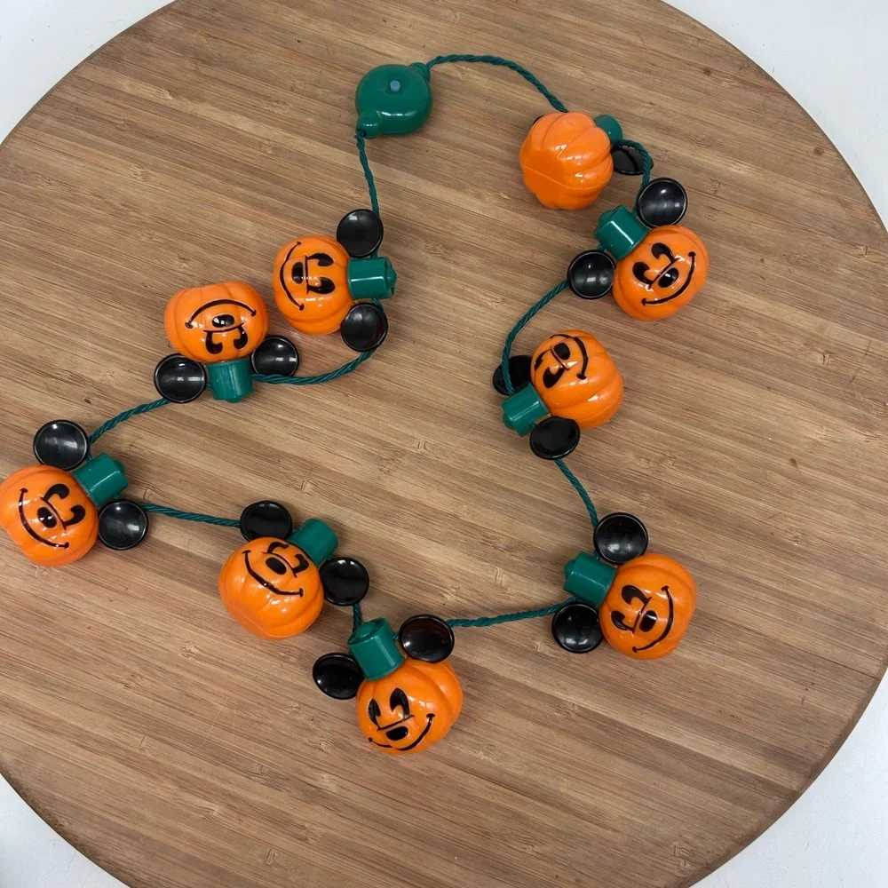 Retired Disney Store Authentic‎ Mickey Pumpkin Light Up Glow Necklace.